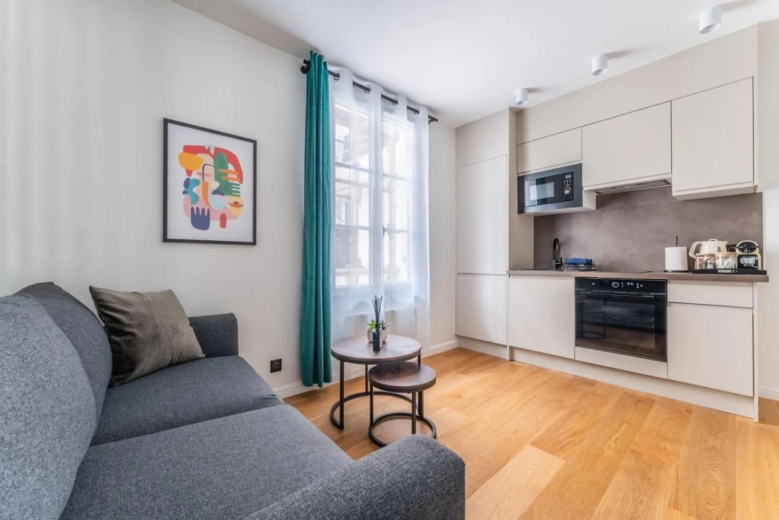 Luxurious In Center Of Apartment Paris